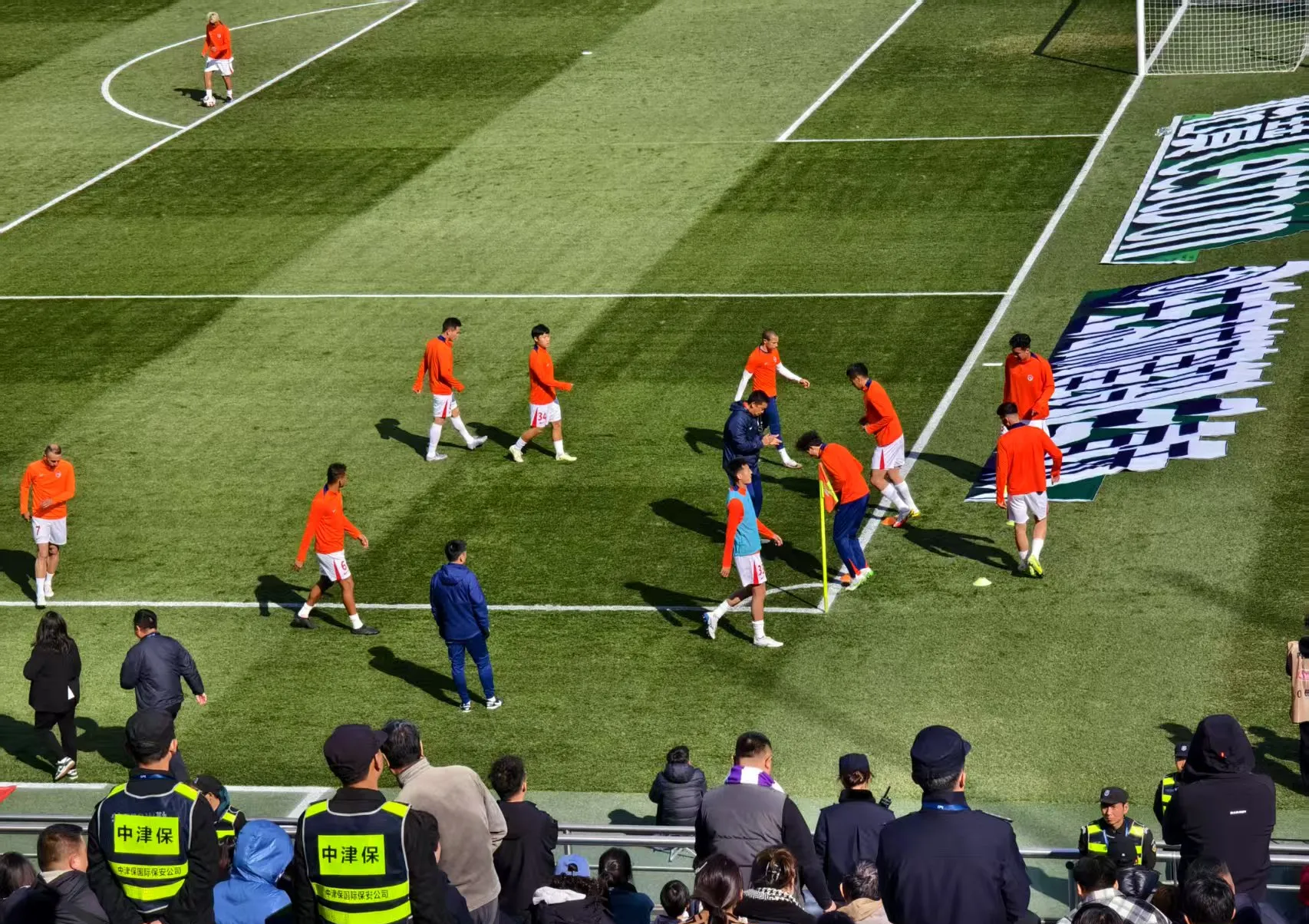 足球场上对决激烈,精彩纷呈叫人着迷的简单介绍 足球场上对决激烈,精彩纷呈叫人着迷的简单介绍