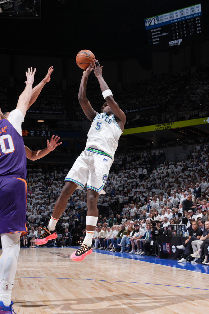 关于太阳队主场告捷,球员表现出色引人瞩目的信息 关于太阳队主场告捷,球员表现出色引人瞩目的信息