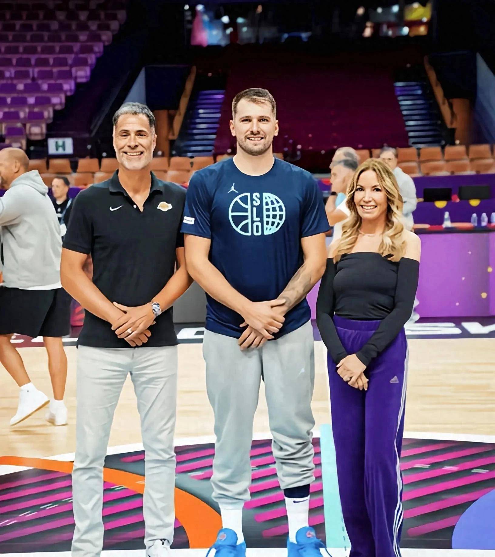 雄鹿碾压山东队,东契奇高光表现的简单介绍 雄鹿碾压山东队,东契奇高光表现的简单介绍